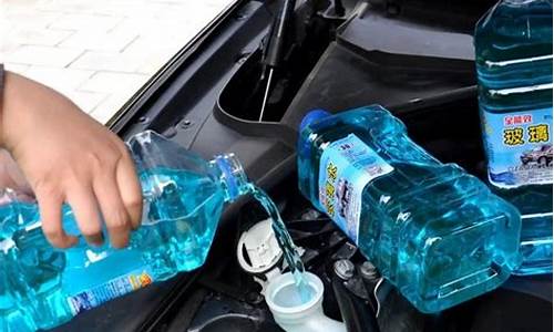 奔驰e200加玻璃水的地方在哪里_奔驰e200l加玻璃水的位置图